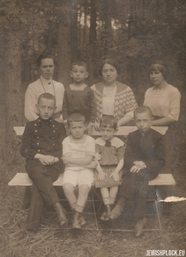 Chawa Wajcman with children: Marek, Samuel, Józef, Estera, ca. 1910